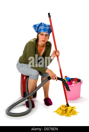Eine müde junge Frau hasst die Hauswirtschaft Stockfoto