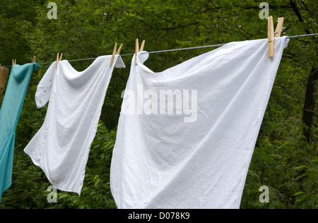 Kleidung in den Wind hängen an einer Wäscheleine trocknen Stockfoto