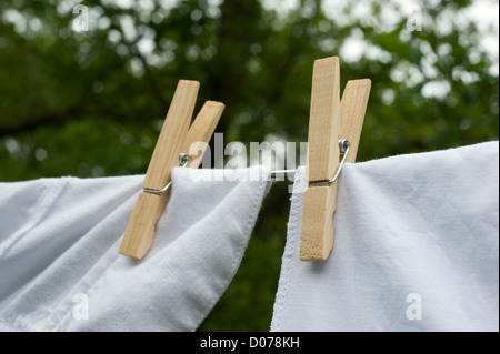 Wäscheständer in den Wind hängen an einer Wäscheleine, Wäscheklammern im Besitz Stockfoto