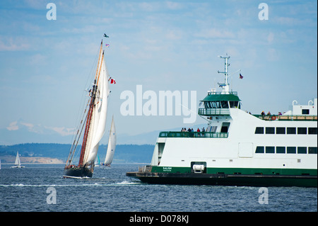 Ein Washington State Ferry übergibt ein Großsegler auf dem Weg nach Kingston, Washington Segeln von Port Townsend, Washington. Stockfoto