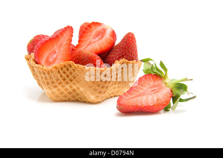 Erdbeer-Dessert: Schale aus Cookies mit Fres Früchte, isoliert auf weißem Hintergrund Stockfoto