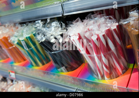 Eine Menge verschiedene saure Griffe und andere Süßigkeiten in einem Süßwarengeschäft Stockfoto