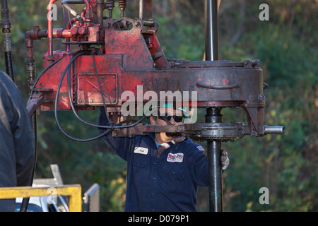 Longview, Texas - Arbeiter auf einer Ölplattform. Stockfoto