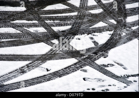 Drucke von einem Auto in der Schneeschmelze Stockfoto