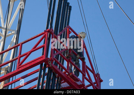 Longview, Texas - Arbeiter auf einer Ölplattform. Stockfoto