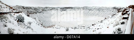 Einen Panoramablick über den Meteorkrater in Arizona im winter Stockfoto