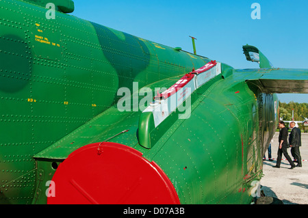 Tarnung und Schablonen auf die richtigen Düsenbereich des Kampfes Flugzeug Su-25. Stockfoto