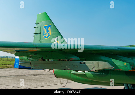 Tarnung und Schablonen auf dem rechten Flügel Kampfflugzeug Su-25. Stockfoto
