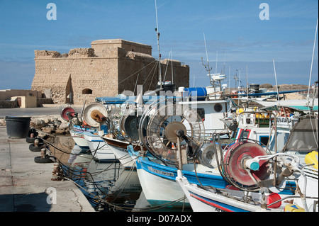 Mittelalterliche Festung von Pafos mit Blick auf die Fischerboote auf Paphos Hafen Südzypern Stockfoto