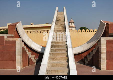 Jantar Mantar, eine Open-Air-Sternwarte gebaut von Maharaja Jai Singh von Jaipur. Rajasthan, Indien. Stockfoto