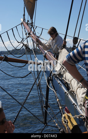 Die Crew rigs die Segel der Hawaiian Chieftain, wie sie am Lake Washington während einer mock Seeschlacht im Rahmen des Labor Day Feierlichkeiten am 31. August 2012 in der Nähe von Kirkland, Washington segelt. Stockfoto