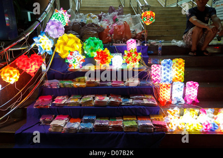 Verkauf von bunten Lampen auf einem Markt in Bangkok, Thailand Stockfoto