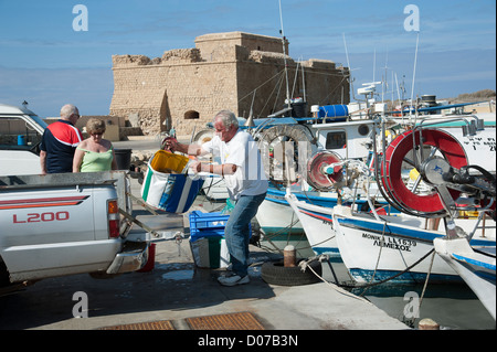 Mittelalterliche Festung von Pafos mit Blick auf die Fischerboote auf Paphos Hafen südlichen Zypern Fischer seinen Fang von Touristen beobachtet werden geladen Stockfoto