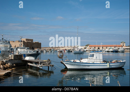 Mittelalterliche Festung von Pafos mit Blick auf die Fischerboote auf Paphos Hafen Südzypern Stockfoto