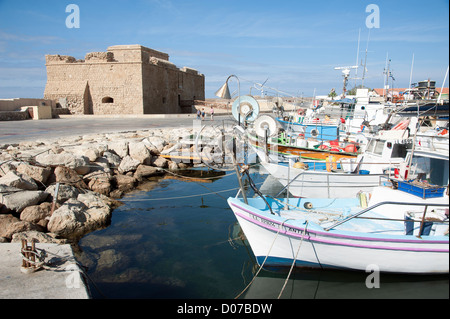 Mittelalterliche Festung von Pafos mit Blick auf die Fischerboote auf Paphos Hafen Südzypern Stockfoto