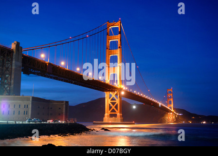 Die Golden Gate Bridge in der Dämmerung Stockfoto