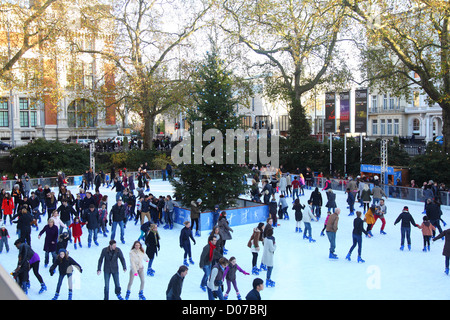 Eisbahn am Xmas Natural History Museum in London Stockfoto