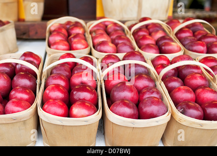 Rote Äpfel in Körben Stockfoto