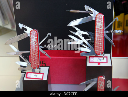 Vicorynox Schweizer Armee Messer Messer Shop im Anzeigefenster Stockfoto