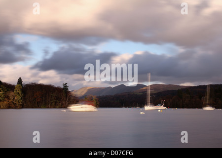 Langzeitbelichtung der Boote am Lake Windermere im November Stockfoto