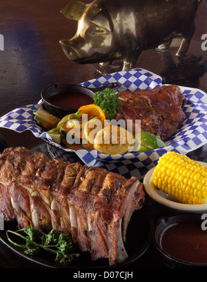 Eine köstliche Rack geräucherte und gegrillte Baby Back Ribs mit einer Seitenlänge von Mais auf den Maiskolben und gegrilltem Gemüse. Stockfoto