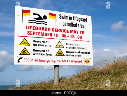 Schwimmen Sie in Rettungsschwimmer bewachten Bereich Zeichen, St Ouen Bucht La Baie de St Ouen, Westküste Jersey, Channel Islands, UK Stockfoto
