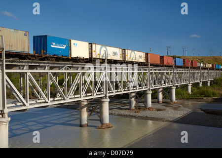 Seddon, Güterzug auf historischen Doppeldecker Straße / Schiene Brücke (nur jetzt-Schiene), Marlborough, Südinsel, Neuseeland Stockfoto