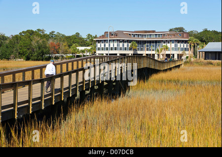 USA, Charleston, South Carolina. Der Boardwalk am Shem Creek Park in Mt. Pleasant in der Nähe von Charleston. Stockfoto