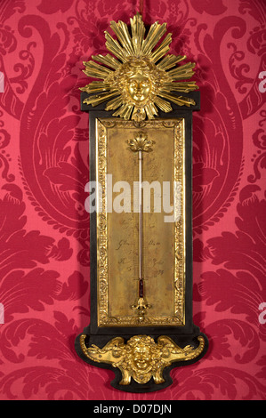 THERMOMETER AUS GESCHWÄRZTEM HOLZ VERGOLDETER BRONZE AUS REGENCE EPOCHE KÖNIGS SALON CHATEAU DE MAINTENON EURE-ET-LOIR (28) FRANKREICH Stockfoto