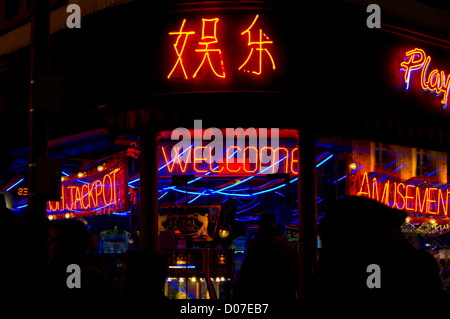 Neon-Schilder außerhalb eine Spielhalle in Chinatown, London. Stockfoto