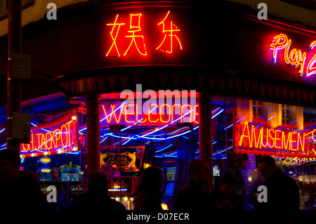 Leuchtreklamen außerhalb eine Spielhalle in Chinatown, London Stockfoto