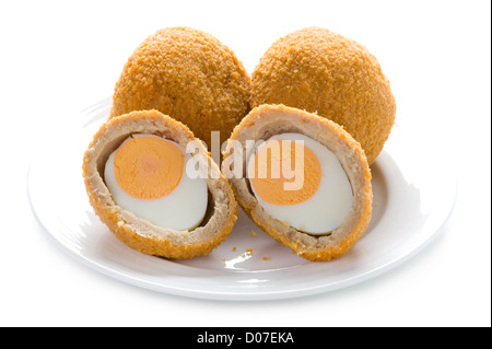 Scotch-Eiern auf einem Teller isoliert auf weiss Stockfoto