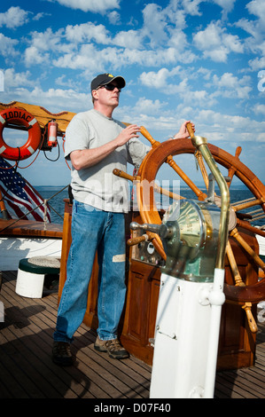 Segeln an Bord der historischen Großsegler 'Zodiac' während der Port Townsend Wooden Boat Festival in Washington State, USA. Stockfoto