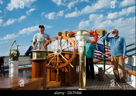 Segeln an Bord der historischen Großsegler 'Zodiac' während der Port Townsend Wooden Boat Festival in Washington State, USA. Stockfoto