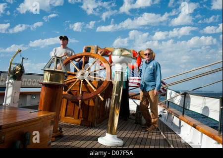 Segeln an Bord der historischen Großsegler 'Zodiac' während der Port Townsend Wooden Boat Festival in Washington State, USA. Stockfoto