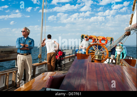 Segeln an Bord der historischen Großsegler 'Zodiac' während der Port Townsend Wooden Boat Festival in Washington State, USA. Stockfoto