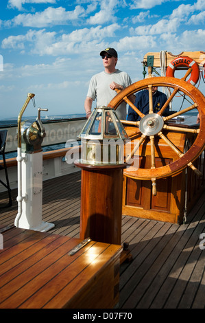 Segeln an Bord der historischen Großsegler 'Zodiac' während der Port Townsend Wooden Boat Festival in Washington State, USA. Stockfoto