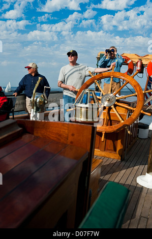 Segeln an Bord der historischen Großsegler 'Zodiac' während der Port Townsend Wooden Boat Festival in Washington State, USA. Stockfoto