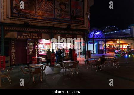 Blackpool, Lancashire, UK Top Unterhaltung und Spaß Badeort - North Pier Eingang in der Nacht im Herbst. Stockfoto