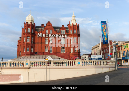 Blackpool, Lancashire - das Metropole Hotel, das einzige positioniert zwischen der Straße und dem Strand. Stockfoto