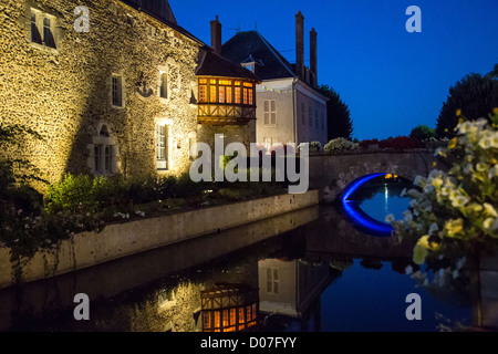 NÄCHTLICHE BELEUCHTUNG BEFESTIGUNGEN GRÄBEN MITTELALTERLICHE STADT MITTELALTERLICHEN STADT BONNEVAL DEN SPITZNAMEN LITTLE VENICE BEAUCE EURE-ET-LOIR (28) Stockfoto