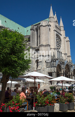 STRAßENCAFE VOR DER NOTRE-DAME KATHEDRALE VON CHARTRES EURE-ET-LOIR (28) FRANKREICH Stockfoto