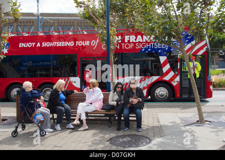 Touristen, die Ruhe auf Bank in der Nähe von Pier 39. San Francisco, Kalifornien Stockfoto