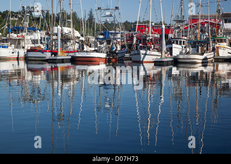 WA, Ilwaco, Angelboote/Fischerboote und Cannery am Hafen von Ilwaco Stockfoto