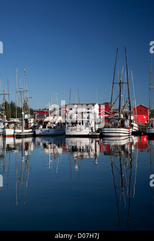 WA, Ilwaco, Angelboote/Fischerboote und Cannery am Hafen von Ilwaco Stockfoto