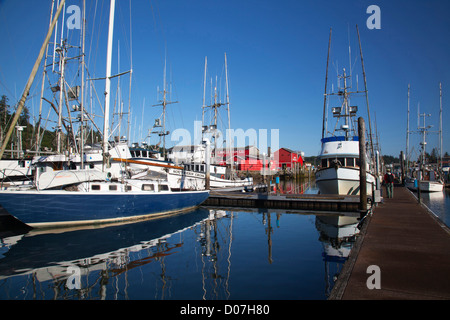 WA, Ilwaco, Angelboote/Fischerboote und Cannery am Hafen von Ilwaco Stockfoto