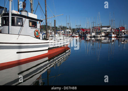 WA, Ilwaco, Angelboote/Fischerboote und Cannery am Hafen von Ilwaco Stockfoto