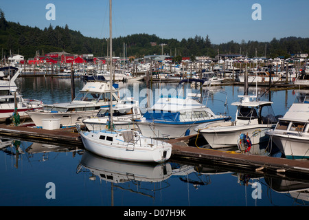 WA, Ilwaco, Marina, am Hafen von Ilwaco, mit Fischerbooten und Konservenfabrik Stockfoto