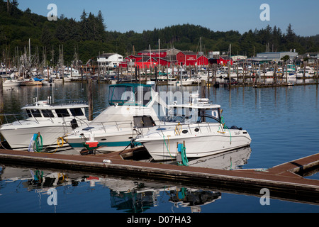 WA, Ilwaco, Marina, am Hafen von Ilwaco, mit Fischerbooten und Konservenfabrik Stockfoto