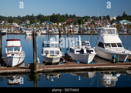 WA, Ilwaco, Marina, am Hafen von Ilwaco, mit Fischerbooten und Konservenfabrik Stockfoto